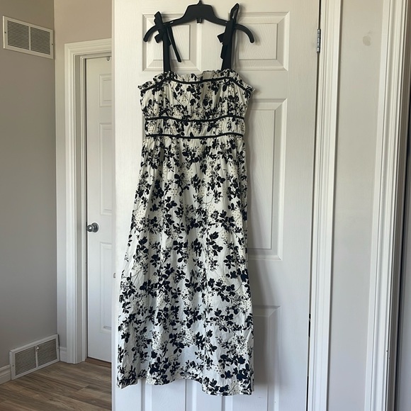En Saison Dresses & Skirts - En Saison Black and White Floral Maxi Dress